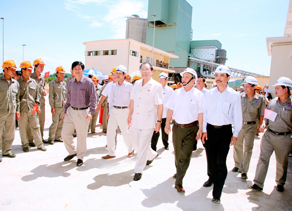 TBT Nông Đức Mạnh về thăm nhà máy xi măng Quang Sơn